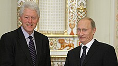Ruský prezident (tehdy jako premiér) Vladimir Putin a bývalý americký prezident...