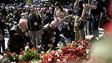 lenové Noních vlk pokládají kvtiny k památníku sovtských voják v Berlín....