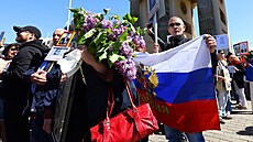 Lidé drí fotografie veterán sovtské Rudé armády ped Braniborskou bránou v...