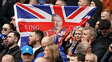 Lidé v Glasgow s britskou vlajkou a podobiznou krále Karla III. (30. dubna 2023)