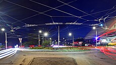 Kdo chce jet ke Kauflandu �i Albertu v Jihlav�, kli�kuje mezi dírami na...