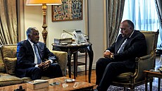 Egyptský ministr zahranií Sámeh ukrí (vpravo) hovoí s Dafalláhem Al-Haj...