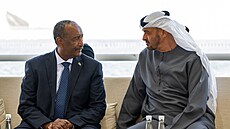 Velitel súdánské armády a de facto vdce zem Abdel Fattáh al-Burhán (vlevo)...