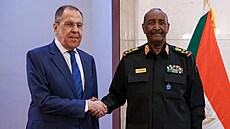 Ruský ministr zahranií Sergej Lavrov a pedseda súdánské Pechodné rady...