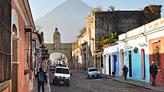 Krátce po úsvitu. Volcán de Agua nad bývalou metropolí Antigua Guatemala