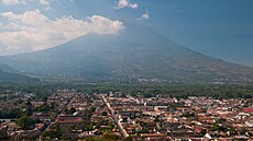 Msto Antigua Guatemala a vudypítomný Volcán de Agua