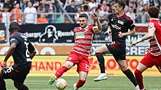 Maximilian Bauer z Augsburgu (vlevo) s mí�em p�ed Janikem Habererem z Unionu...