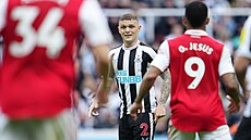 Obránce Kieran Trippier z Newcastlu hledá prostor pro rozehrávku v utkání proti...