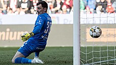 Branká Martin Jedlika z Bohemians inkasuje gól v utkání proti Slavii.