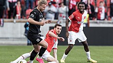 Útoník Václav Drchal z Bohemians se snaí udret mí v utkání proti Slavii.