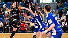Mostecká Au�ra �poneová st�ílí v utkání proti Olomouci.