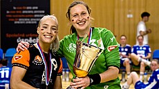 Mostecké házenkáky Adéla Stíková (vlevo) a Dominika Müllnerová s pohárem za...