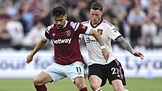 Zálo�ník Lucas Paqueta z West Hamu (vlevo) s mí�em p�ed Woutem Weghorstem z...