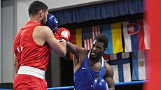 Nor Omar Shina (vlevo) a Nmec Nelvie Tiafack v souboji boxer nad 92 kg pi...