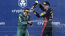 Max Verstappen (vpravo) slaví na pódiu vítězství ve Velké ceně Miami s třetím...
