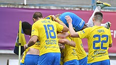 Teplití fotbalisté se radují z gólu.