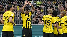 Dortmund�tí fotbalisté slaví gól Sebastiena Hallera (druhý zleva).