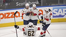 Hokejisté Floridy se radují z gólu ve druhém utkání na led� Toronta.