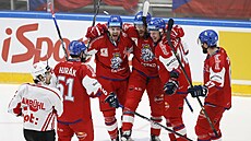 Čeští hokejisté se radují z gólu Jiřího Smejkala (13). Vpravo od něj obránce...