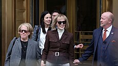 Carrollová b�hem civilního procesu vypov�d�la, �e ji Trump znásilnil. (9....