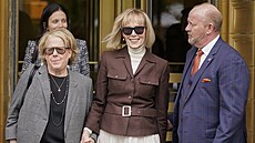 Bývalý americký prezident Donald Trump sexuáln� zneu�il spisovatelku a bývalou...