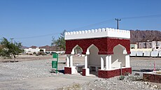 Autobusová zastávka v malé vesnici v Sultanátu Omán na  Blízkém východ.