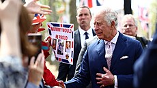 Britský král Karel III. se setkává s příznivci během procházky před...