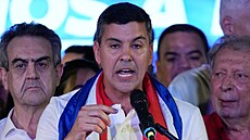 Santiago Peňa (uprostřed) je novým prezidentem státu Paraguay, do úřadu vstoupí...