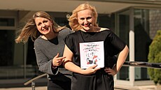 Nová kniha a její autorky Kate�ina Krobová (vlevo) a Lucie Machá�ková (vpravo)