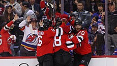 Hrái New Jersey slaví trefu proti New York Rangers.