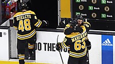 Patrice Bergeron objímá Brada Marchanda po vyazení Bostonu v play off NHL.