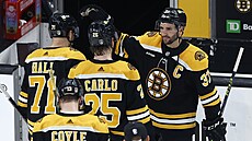 Kapitán Patrice Bergeron vyprovází spoluhrá�e do kabiny po proh�e s Floridou.