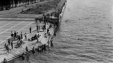 Lidé se koupou v ece Sein nedaleko mostu Bir-Hakeim. (1. ervna 1946)
