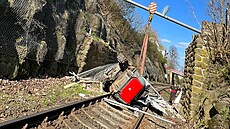 V Jablonci spadl bagr do koleji�t�.