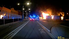 Stavební buky v Brn byly pi píjezdu hasi zcela v plamenech