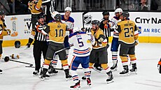Potyka mezi hokejisty Edmontonu a Vegas ve druhém zápase série play off.