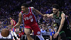 De'Anthony Melton (vlevo) z Philadelphie si hlídá balon.