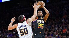 Stelecký pokus Kevina Duranta (vpravo) z Phoenixu, brání ho Aaron Gordon z...