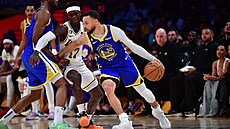 Stephen Curry (vpravo) z Golden State se snaí prodrat kolem Dennise Schrödera...