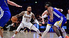 D'Angelo Russell (uprosted) z LA Lakers drí balon bhem zápasu play off proti...