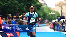 Etiopanka Workenesh Edesaová dobíhá do cíle Praského maratonu.