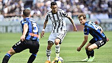 Ángel Di María z Juventusu vede balon v zápase proti Atalant�.