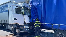 Nehoda dvou nákladních aut uzav�ela dálnici D1 na 8. km ve sm�ru na Prahu. (5....
