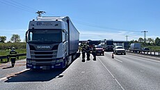 Nehoda dvou nákladních aut uzavela dálnici D1 na 8. km ve smru na Prahu. (5....