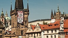 Na Malostranské mostecké věži v centru Prahy se před polednem objevil...