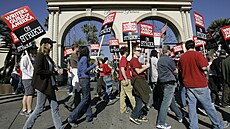 Hollywoodští scénáristé stávkují před studiem Paramount v Los Angeles (13.... | na serveru Lidovky.cz | aktuální zprávy