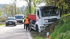 U Tebíe se odpoledne stetl nákladní vz a ti osobní auta. (8. kvtna 2023)