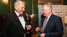 Primátor hlavního m�sta Prahy Bohuslav Svoboda (vlevo) na ud�lení Ceny Arno�ta...