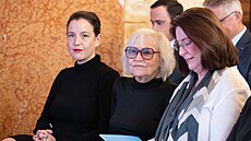 Zp�va�ka Marta Kubi�ová (uprost�ed) a politi�ka Miroslava N�mcová (vpravo) na...