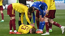 Spar�an Kry�tof Dan�k se svíjí na zemi po surovém faulu Denise Kram�e z...